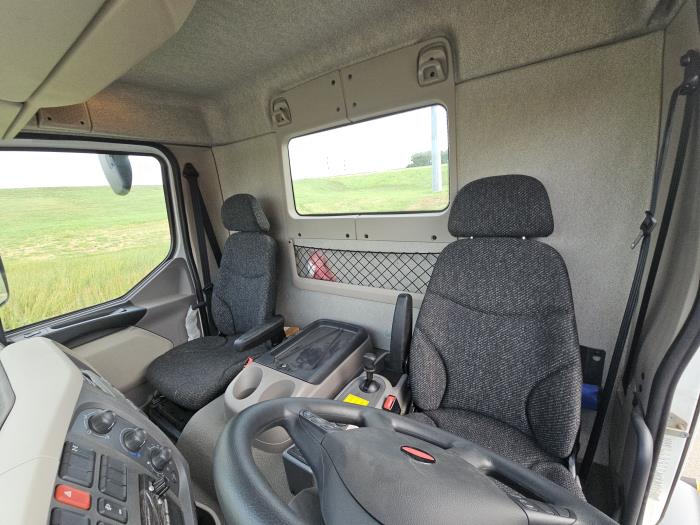 2025 Peterbilt 220-10