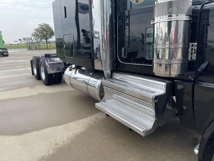 2022 Peterbilt 389-4