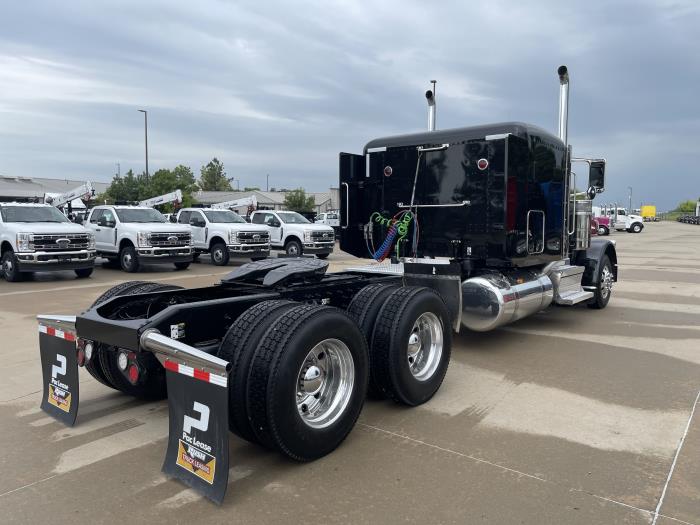 2022 Peterbilt 389-8