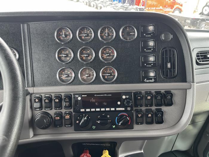 2022 Peterbilt 389-17