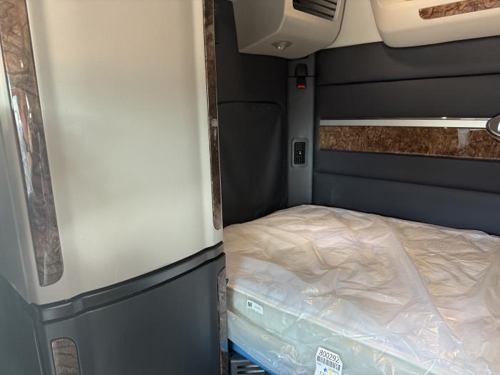 2026 Peterbilt 589-44