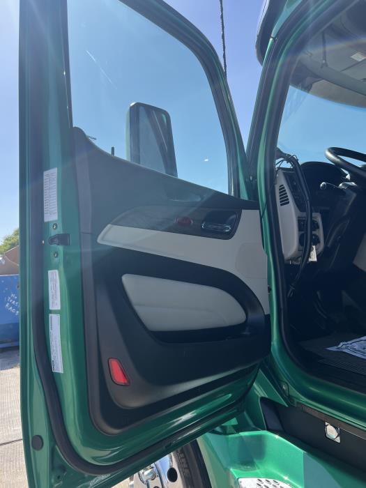 2023 Peterbilt 579-39