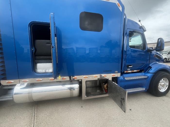 2023 Peterbilt 579-8