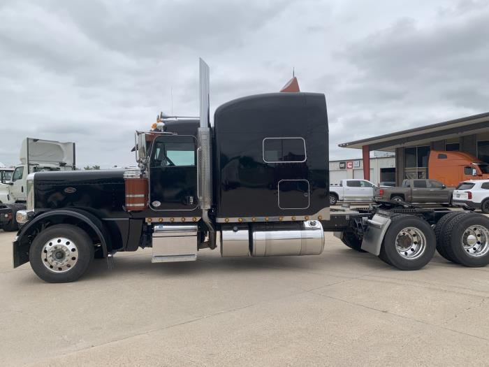 2022 Peterbilt 389-2
