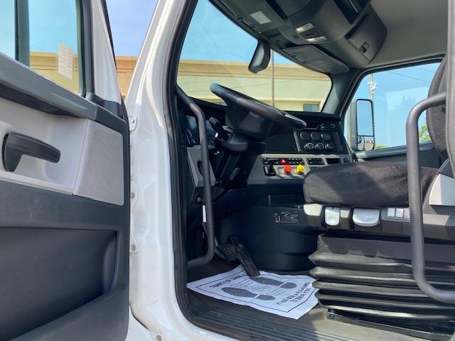 2020 Freightliner Cascadia-14