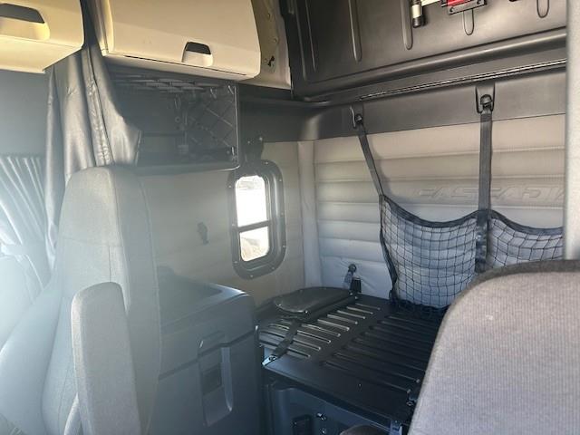 2021 Freightliner Cascadia-6