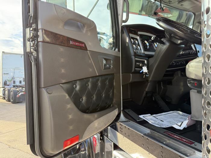 2023 Kenworth W900-27