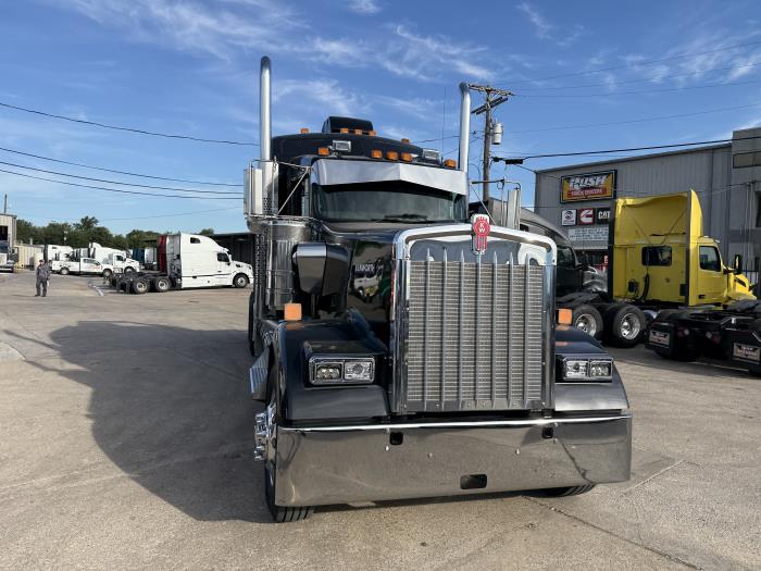 2023 Kenworth W900-33