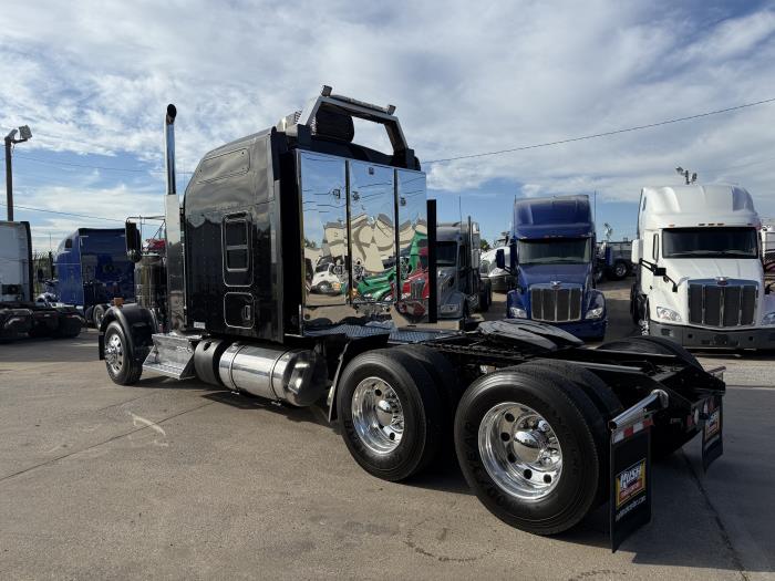2023 Kenworth W900-3