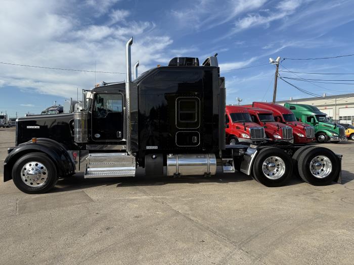 2023 Kenworth W900-2