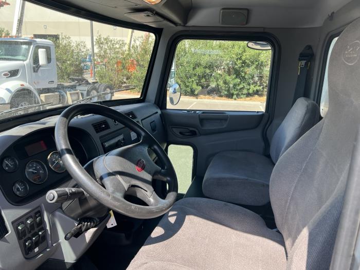 2018 Peterbilt 325-8