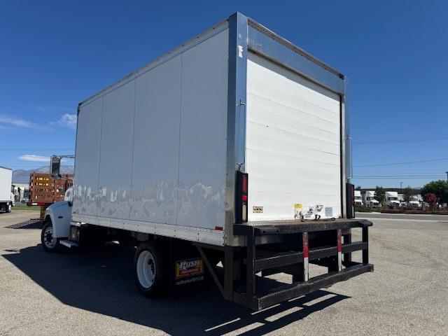 2018 Peterbilt 325-7