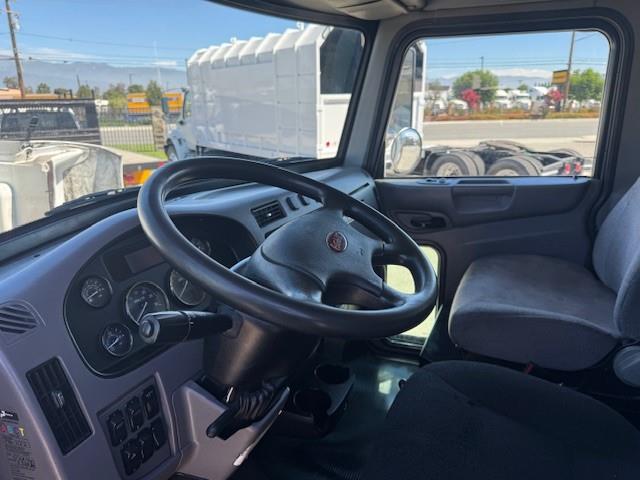 2018 Peterbilt 325-13