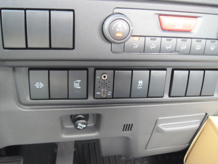 2025 Isuzu NRR-10