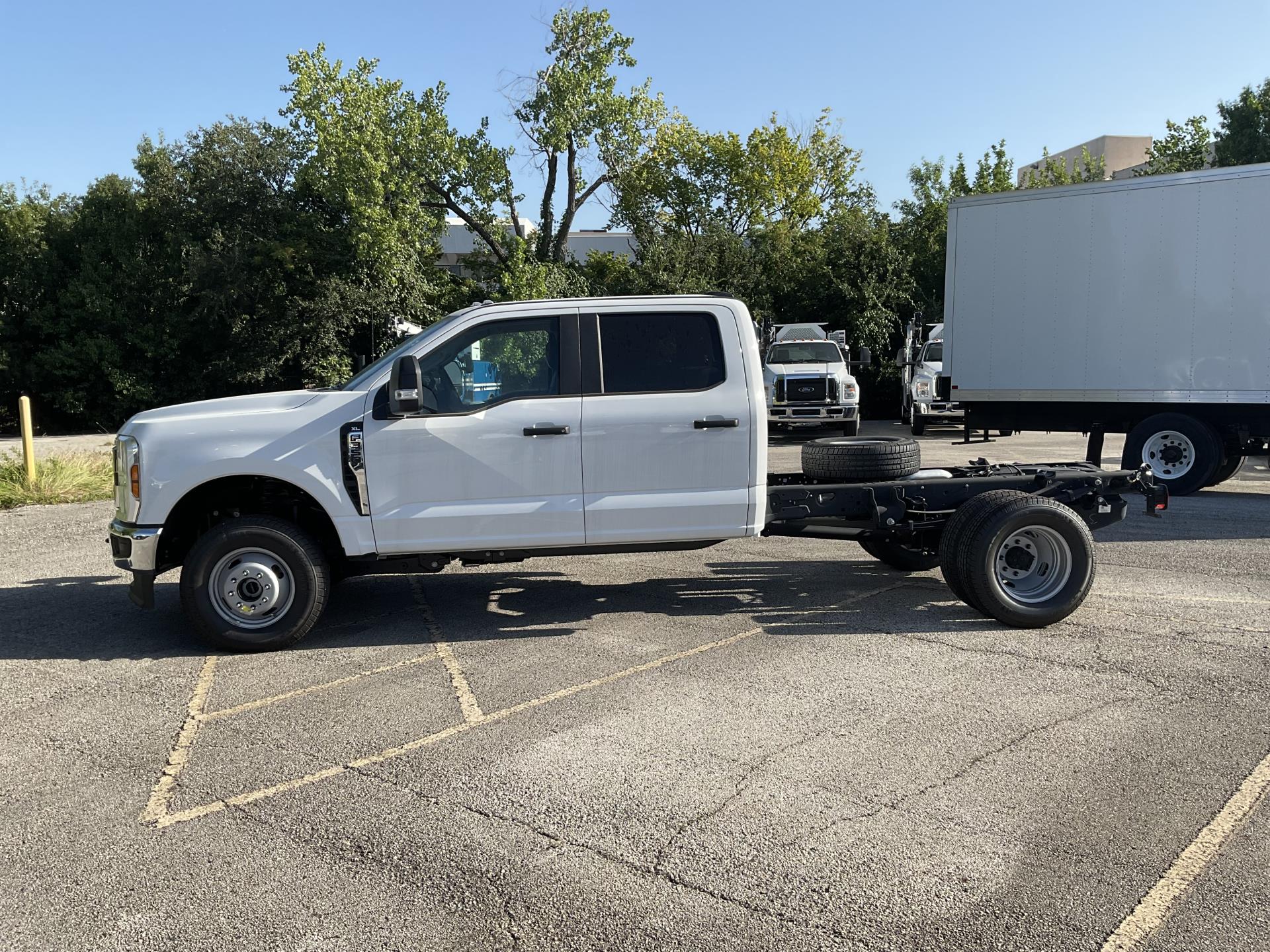 2025 Ford F-350 Crew Cab DRW 4x4 Cab Chassis for sale #1918923 - photo 1