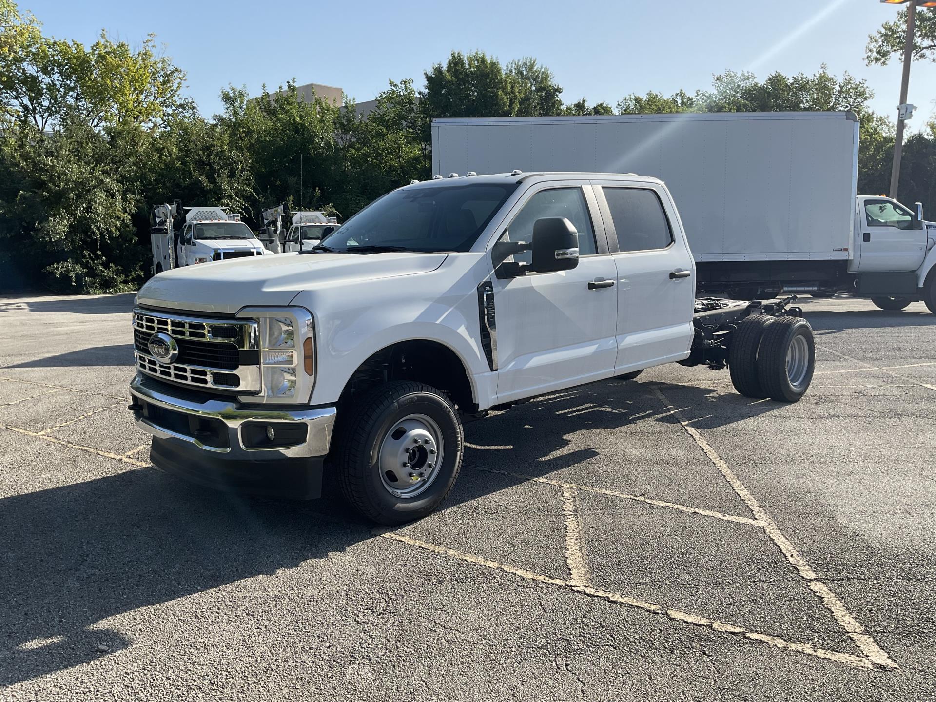 2025 Ford F-350 Crew Cab DRW 4x4 Cab Chassis for sale #1918923 - photo 2