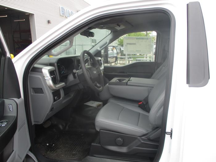 2025 Ford F-550-9