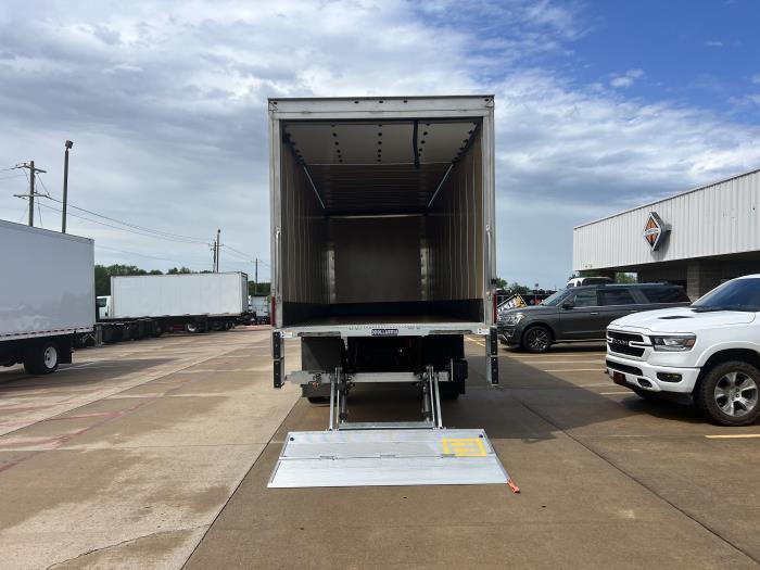 洋書 INTERNATIONAL TRUCKS Yellow 26ft Box Truck | 2017 International 4300 Dry Van w