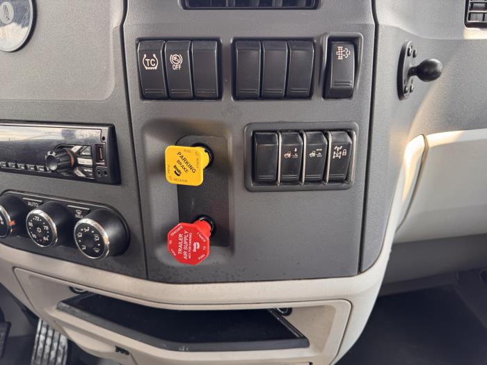 2021 Peterbilt 579-16