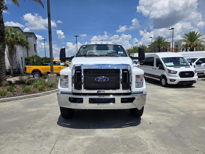 2025 Ford F-750 SuperCab photo 2