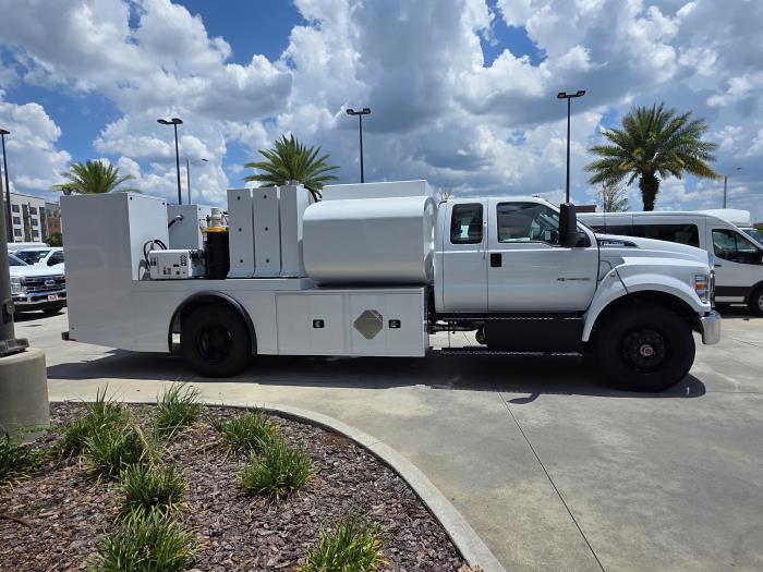 2025 Ford F-750 SuperCab photo 3