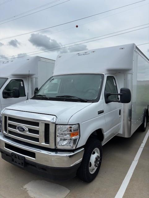 2025 Ford E-450-9