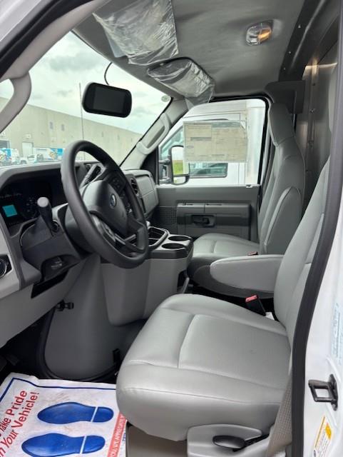 2025 Ford E-450-10