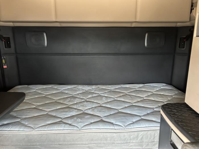 2023 Kenworth T680-32