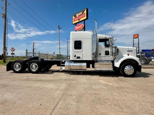 2023 Kenworth W900-3