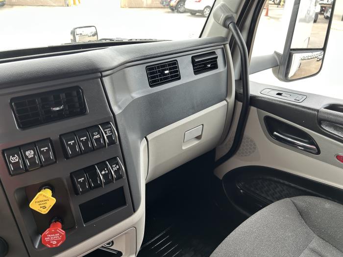 2023 Peterbilt 579-32