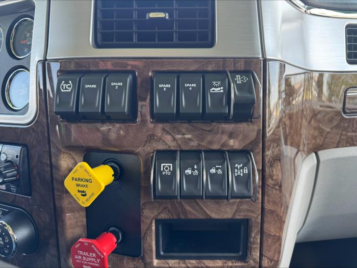 2026 Peterbilt 589-17