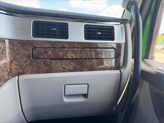 2026 Peterbilt 589-18