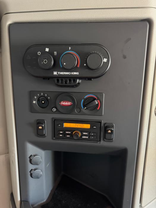 2022 Peterbilt 579-26
