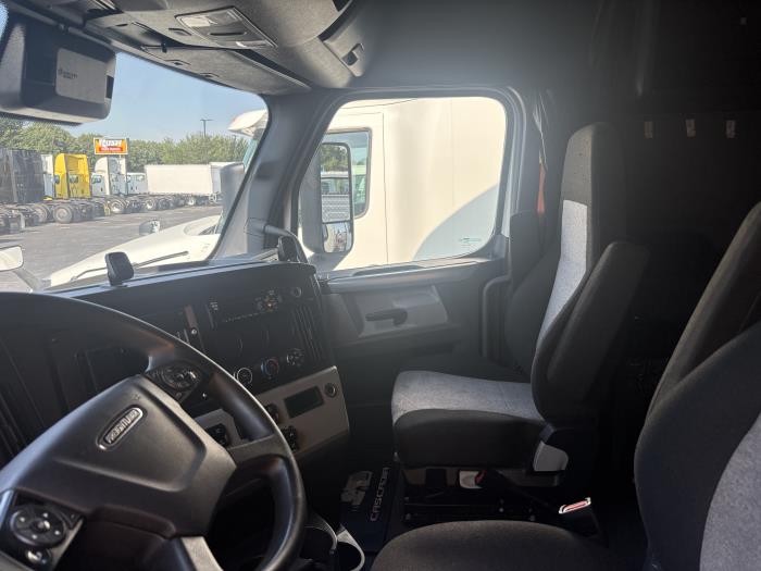 2020 Freightliner Cascadia 126" Sleeper Cab photo 2