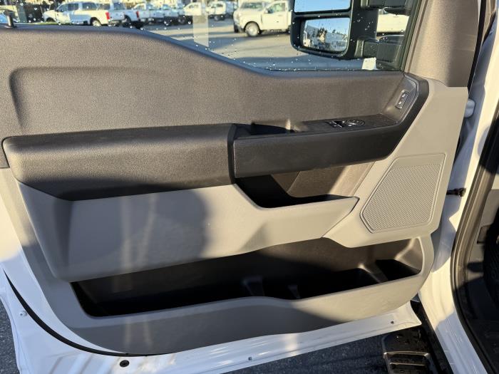 2025 Ford F-550-12