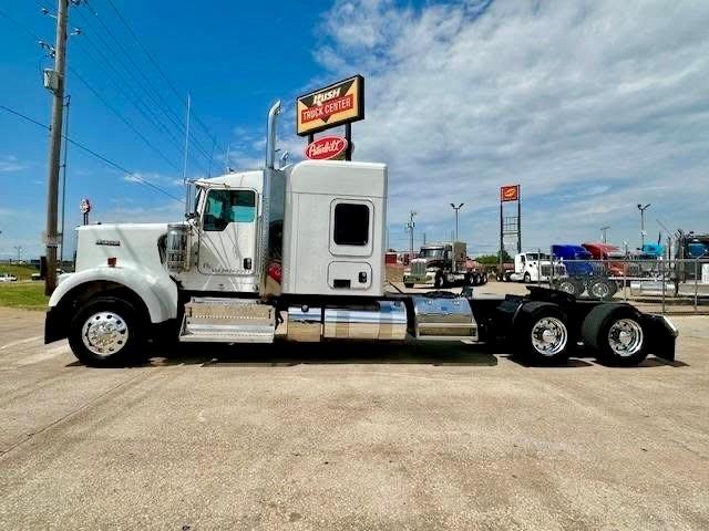 2023 Kenworth W900-32