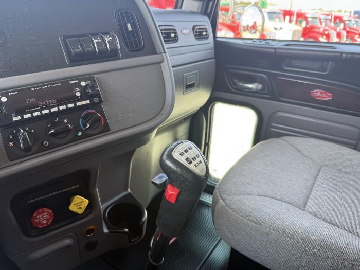 2023 Peterbilt 389-7