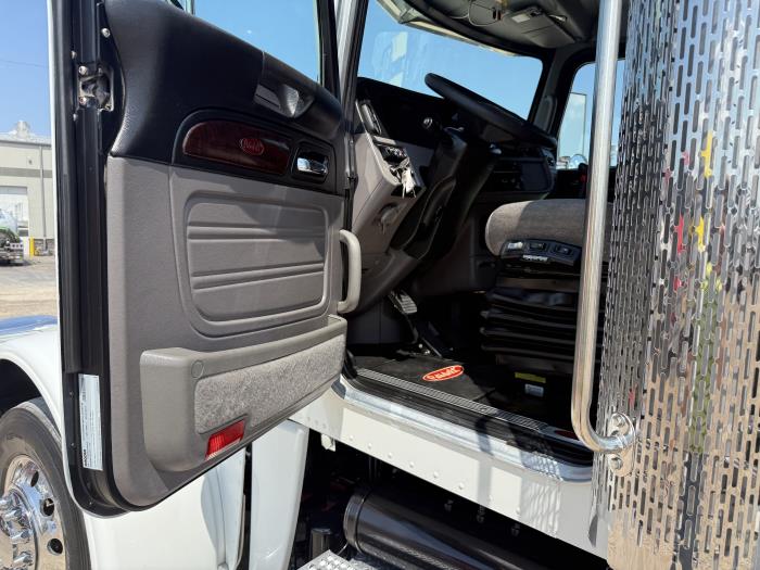 2023 Peterbilt 389-17