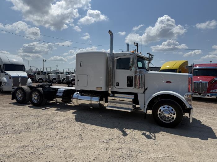 2023 Peterbilt 389-26