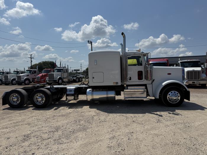 2023 Peterbilt 389-28