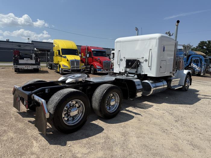 2023 Peterbilt 389-30
