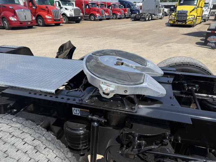 2023 Peterbilt 389-33
