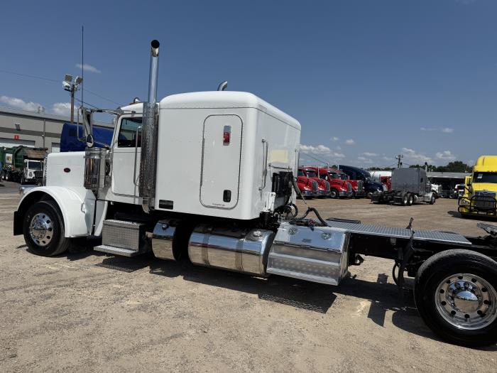 2023 Peterbilt 389-35