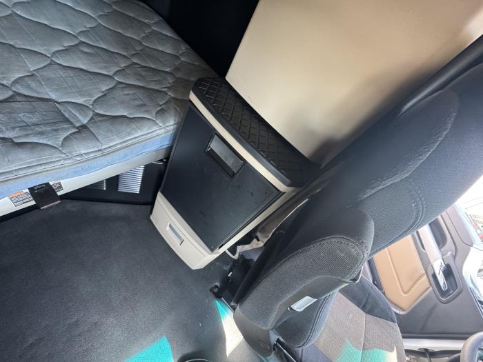 2023 Kenworth T680-19