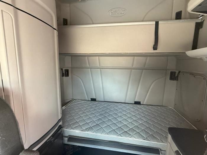 2021 Peterbilt 579-8