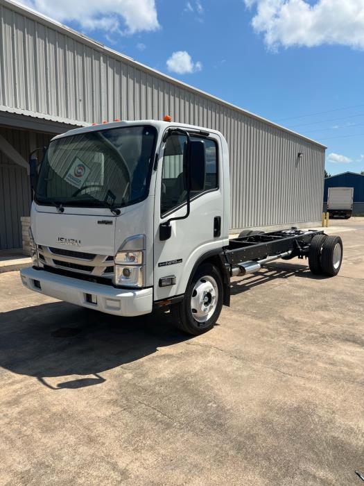 2025 Isuzu NPR photo 2