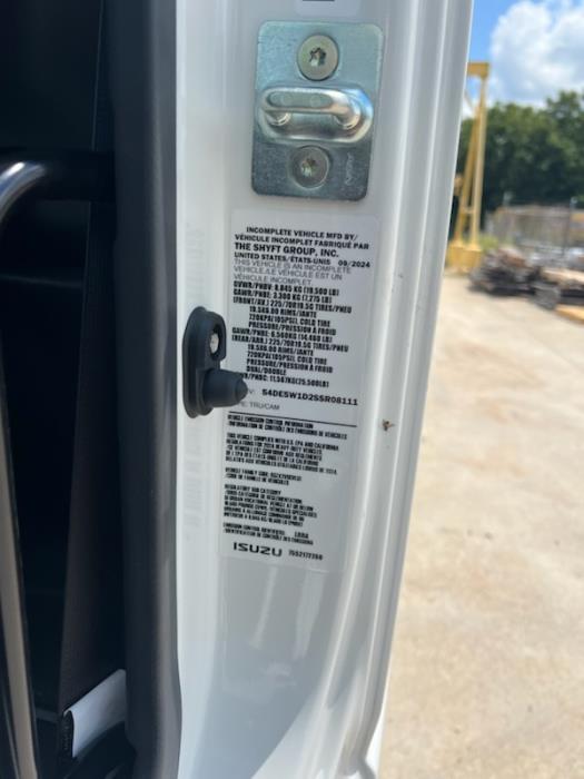 2025 Isuzu NRR photo 3