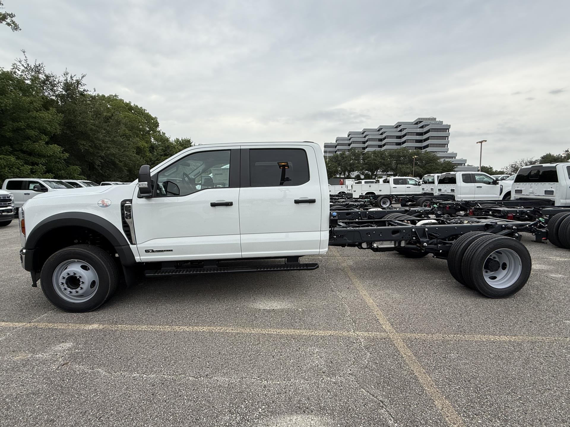2025 Ford F-550 Crew Cab DRW 4x2 Cab Chassis for sale #1916024 - photo 3