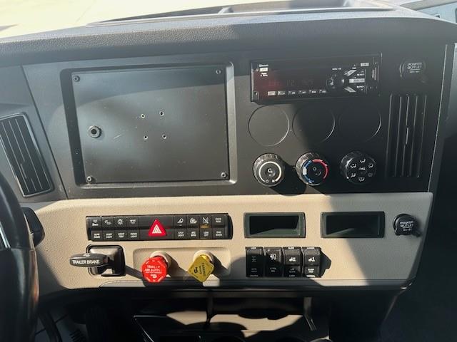 2021 Freightliner Cascadia 126" Sleeper Cab photo 3