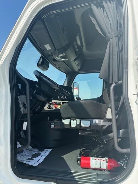 2021 Freightliner Cascadia 126" Sleeper Cab photo 4